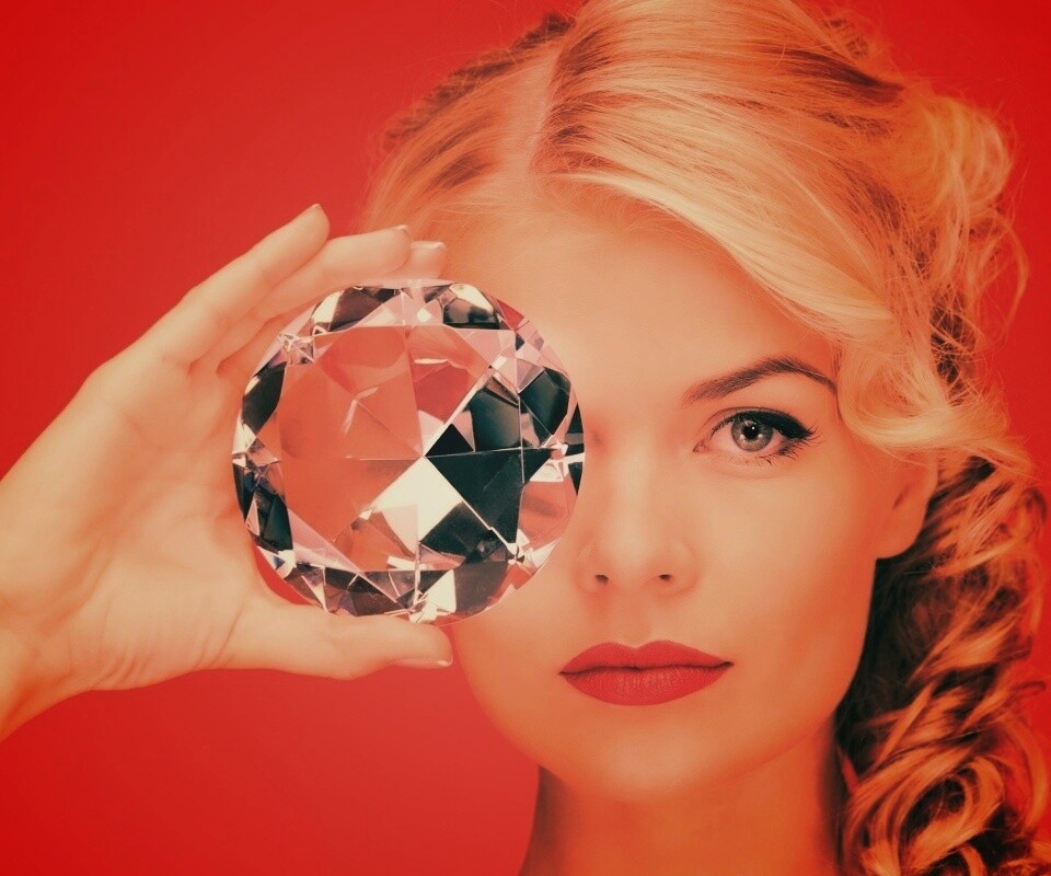 Девушка с бриллиантом обои