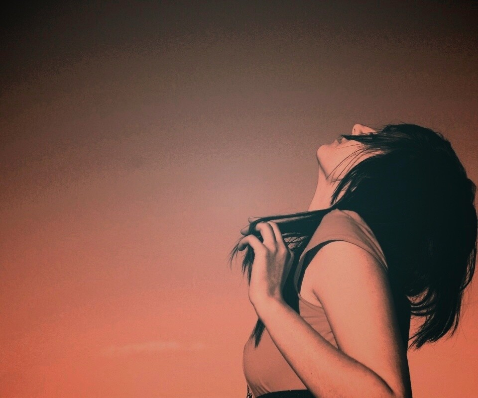 Взгляд брюнетки в небо обои