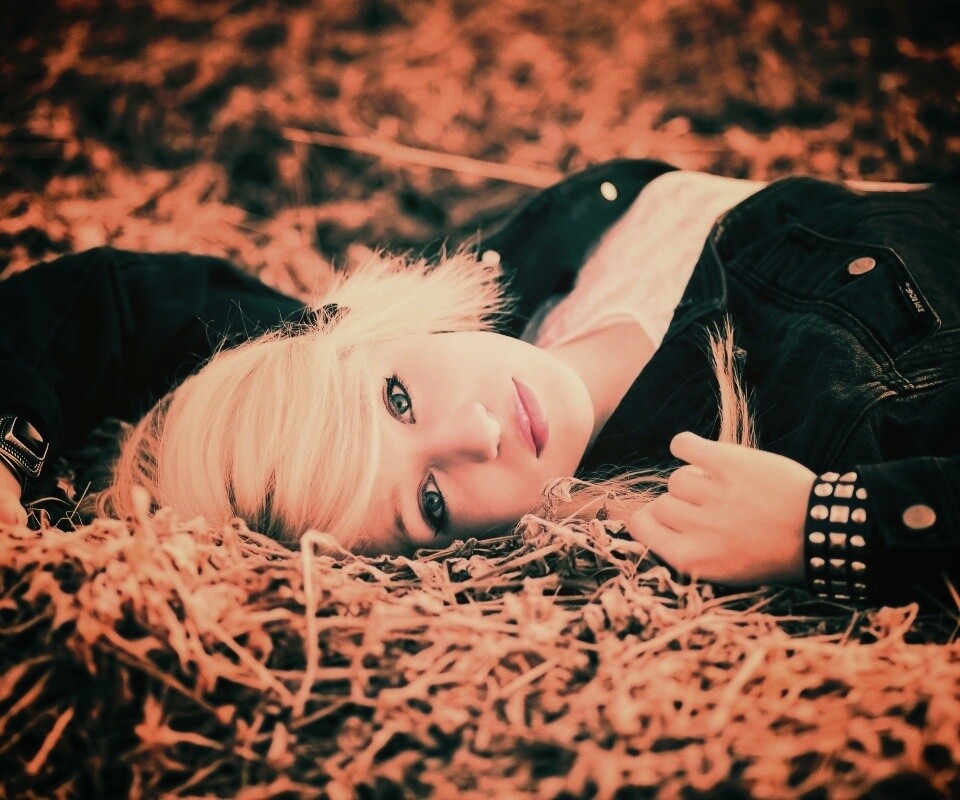 Блондинка лежащая на траве обои