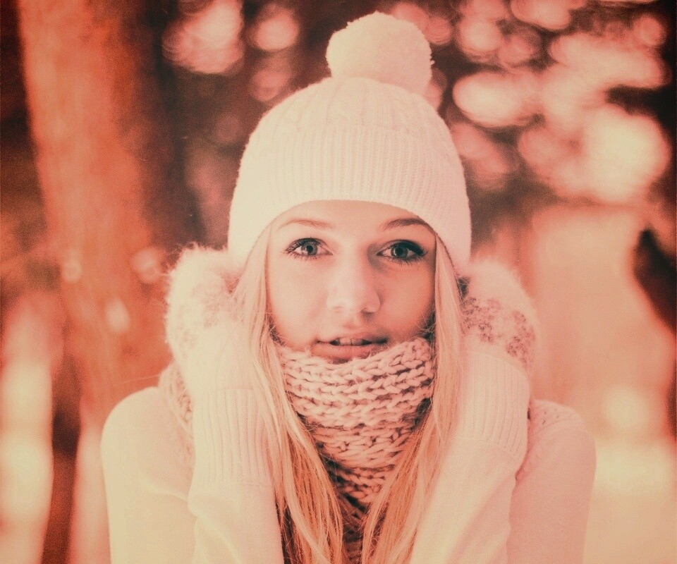 Девушка в белом в снежном лесу обои