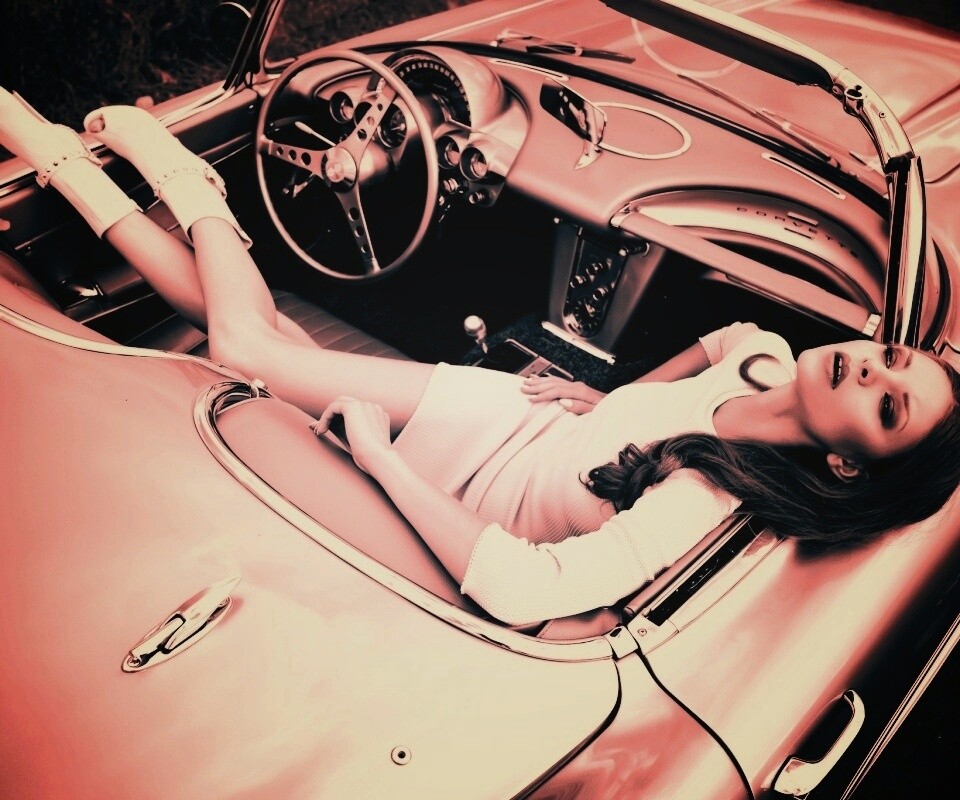 Женщина в кабриолете обои
