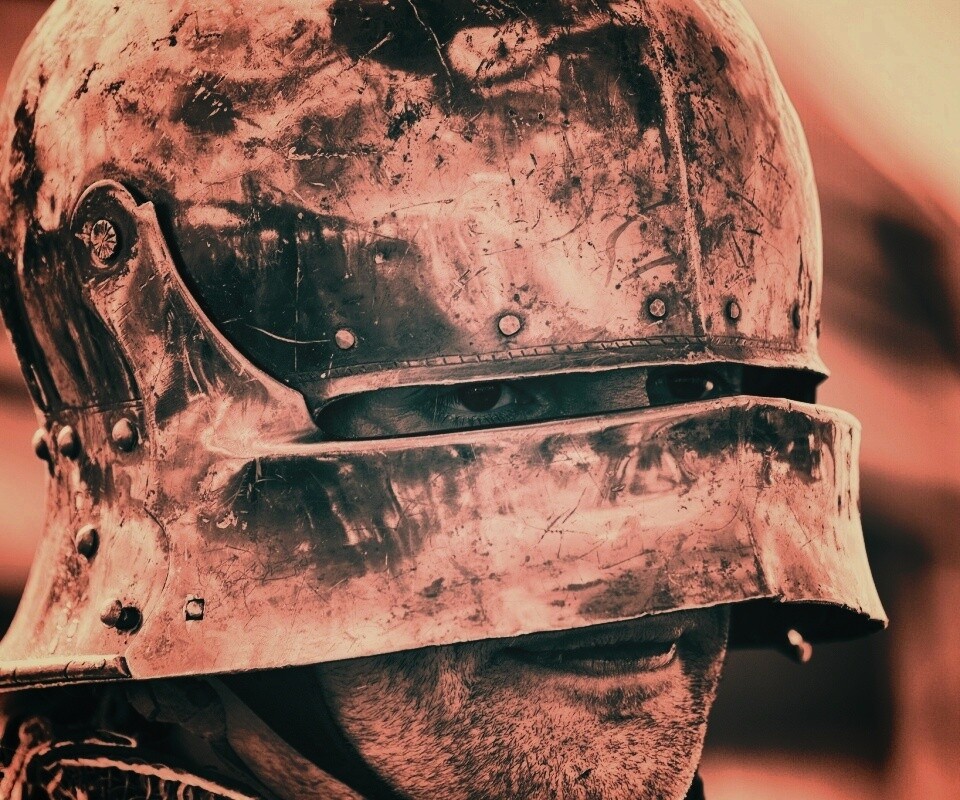 Человек в доспехах обои