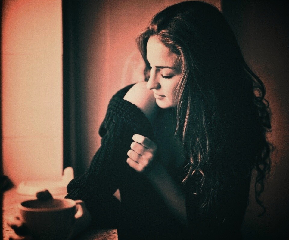 Обнаженное плечо и чашка кофе обои