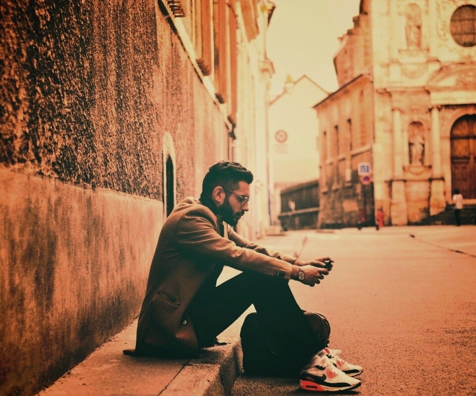 Хипстер с телефоном обои