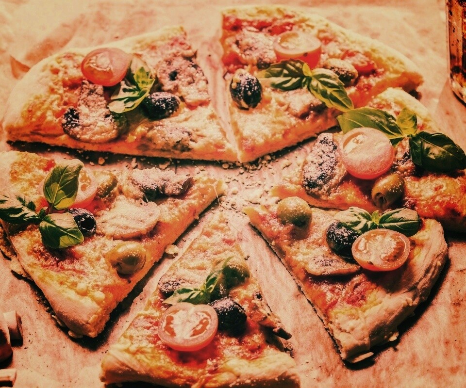 Сочная пицца с томатами и пармезаном обои