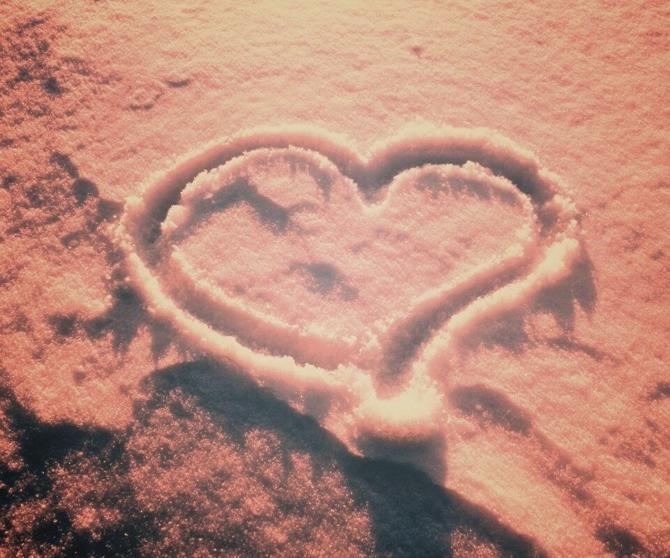 Сердечко на снегу обои