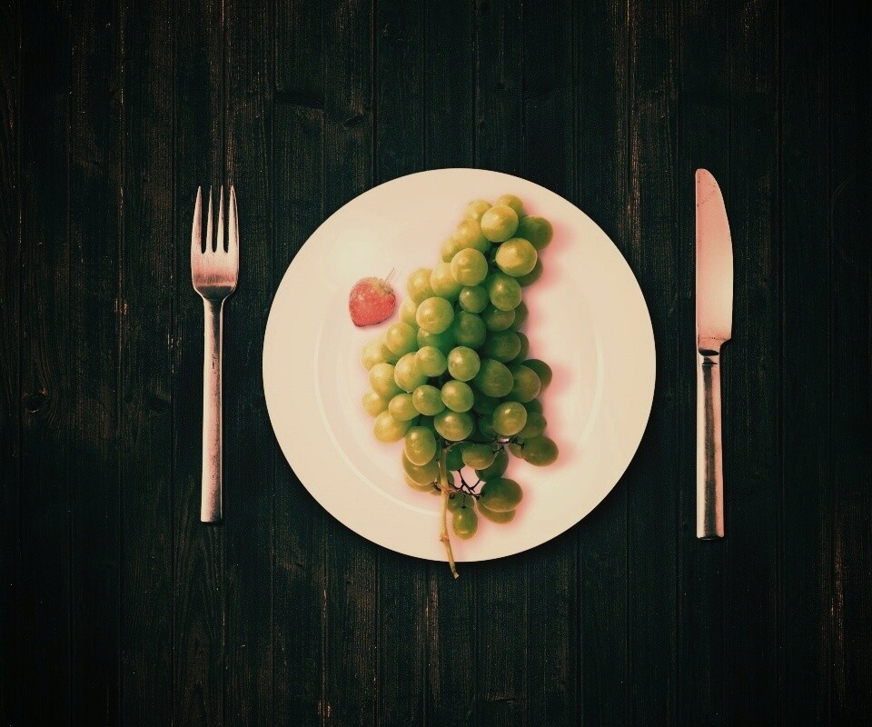 Виноград с клубникой обои