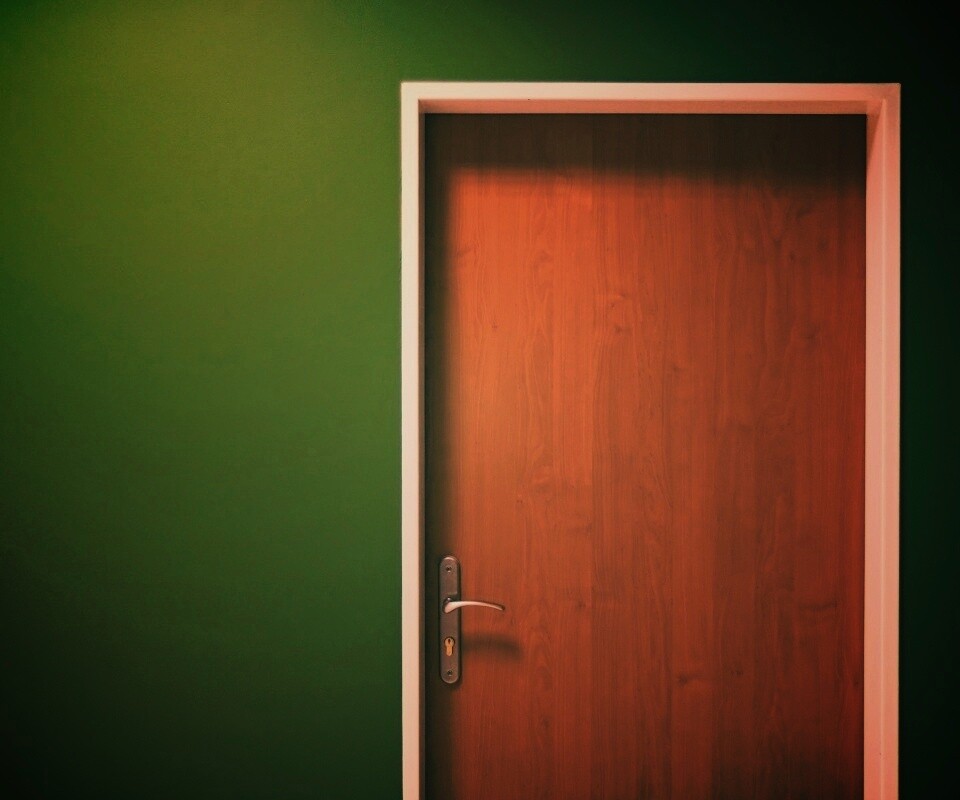 Дверь в стене обои