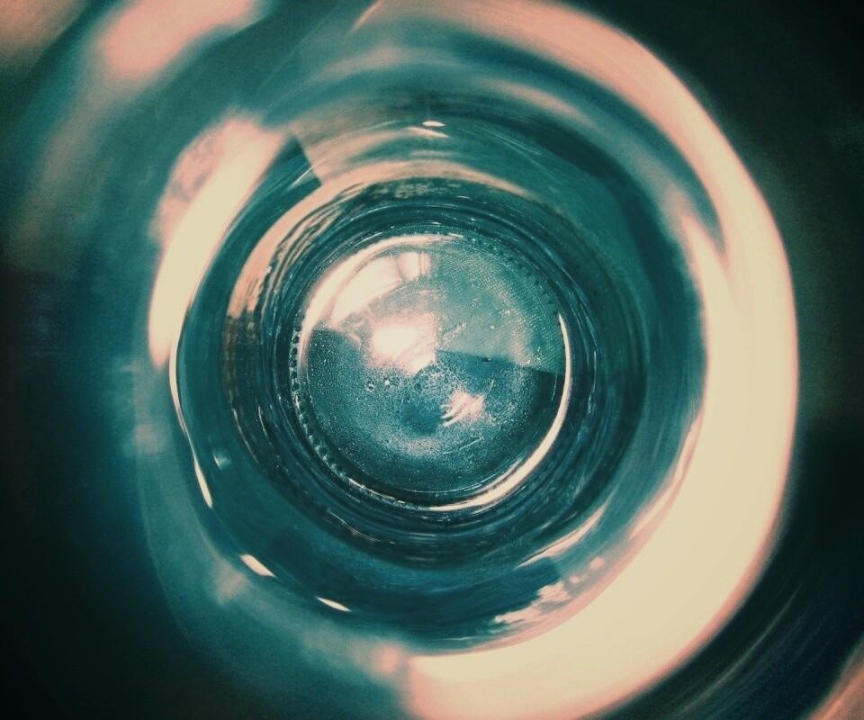 Дно стеклянной бутылки обои