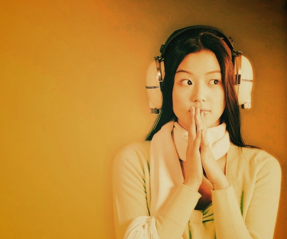 Японка в наушниках обои