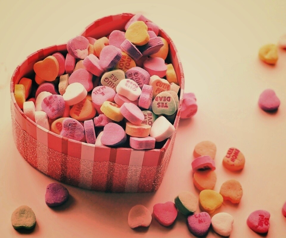 Конфеты в форме сердца обои