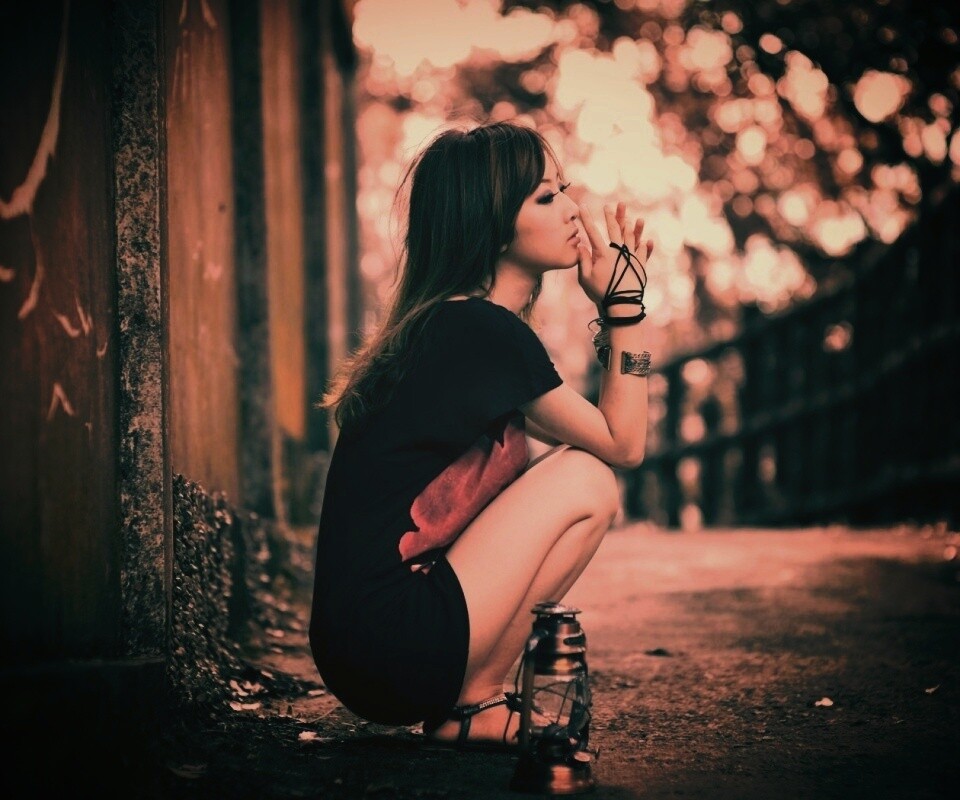 Японская девушка и масляный фонарь обои