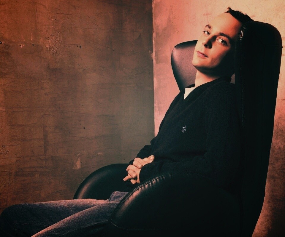 Джим Парсонс в крселе обои