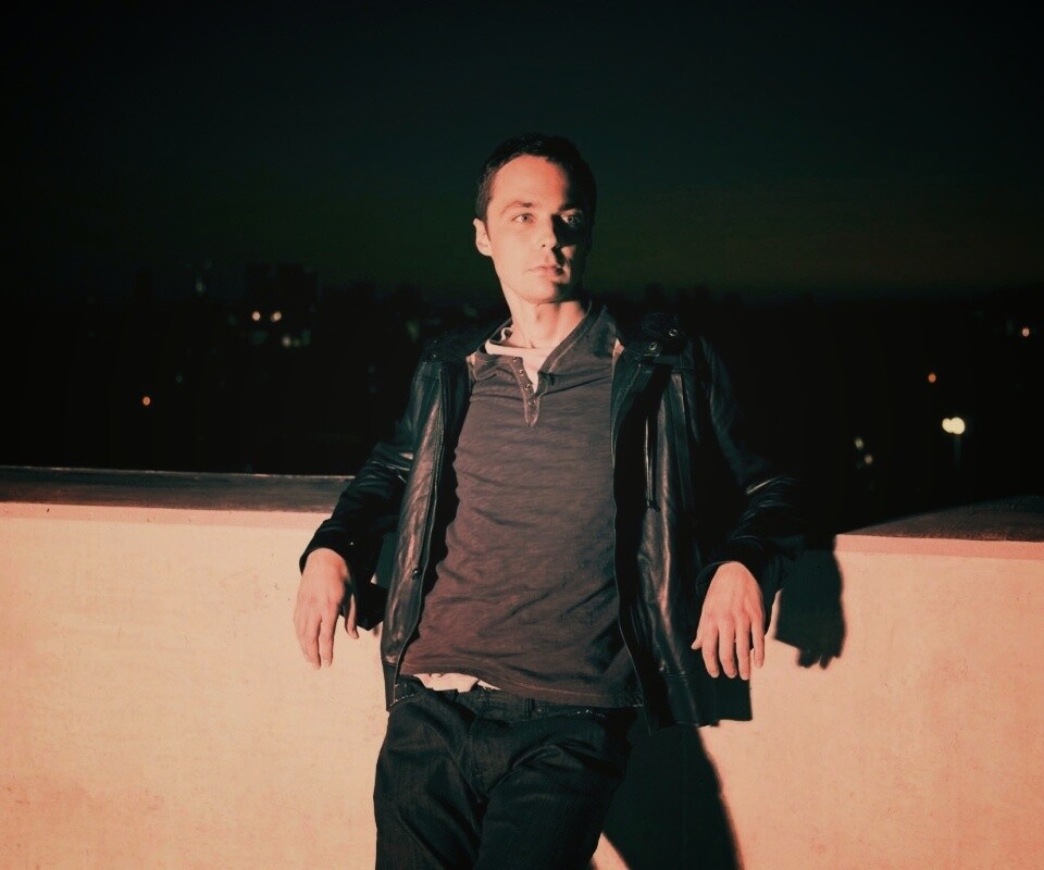 Джим Парсонс на балконе обои