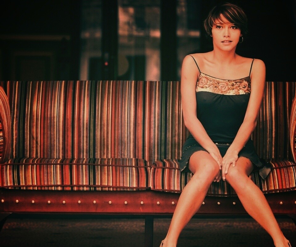 На диване обои