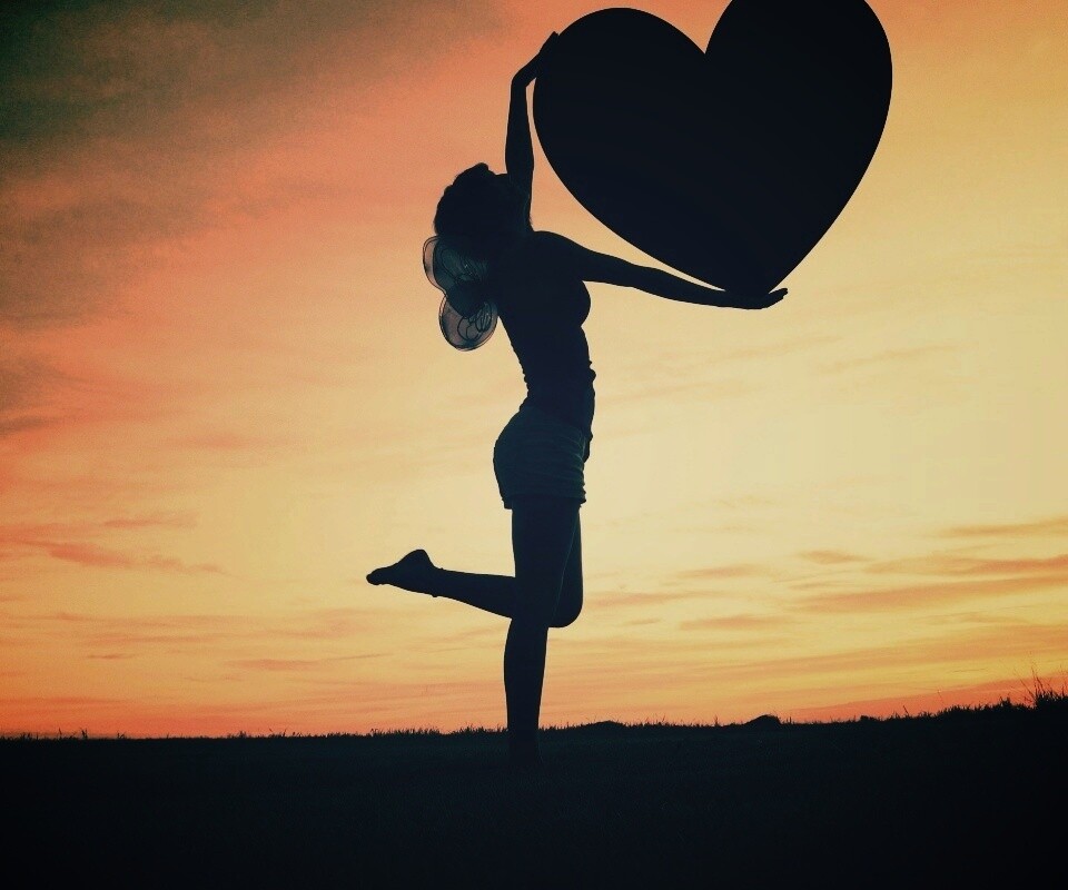 С сердцем в руках обои