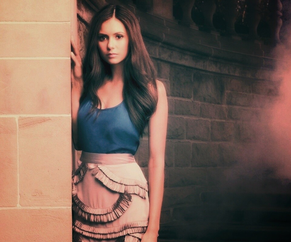 Девушка на лестнице обои