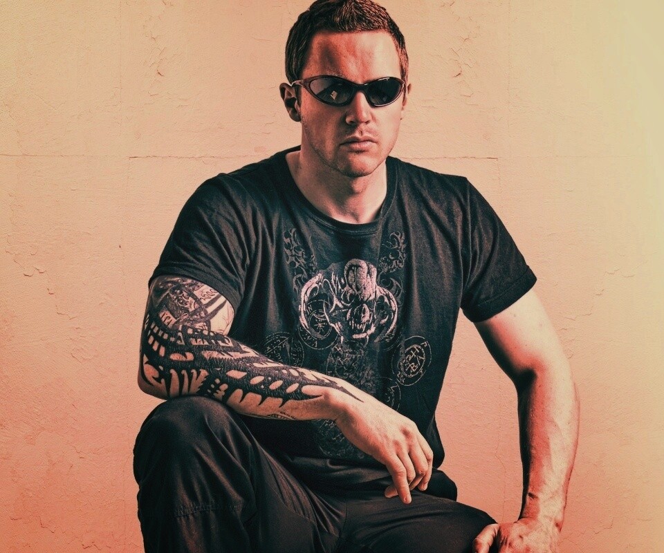 Парень с татуировкой обои