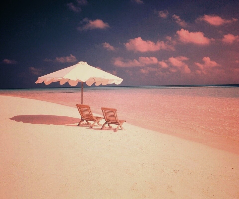 Песчаный пляж с двумя жезлонгами обои