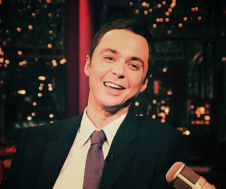 Джим Парсонс на вечернем шоу обои