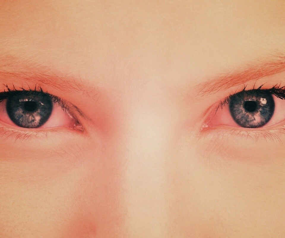 Она смотрит на тебя обои