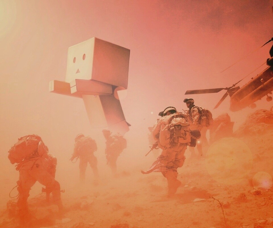 Картонный человек среди солдат обои