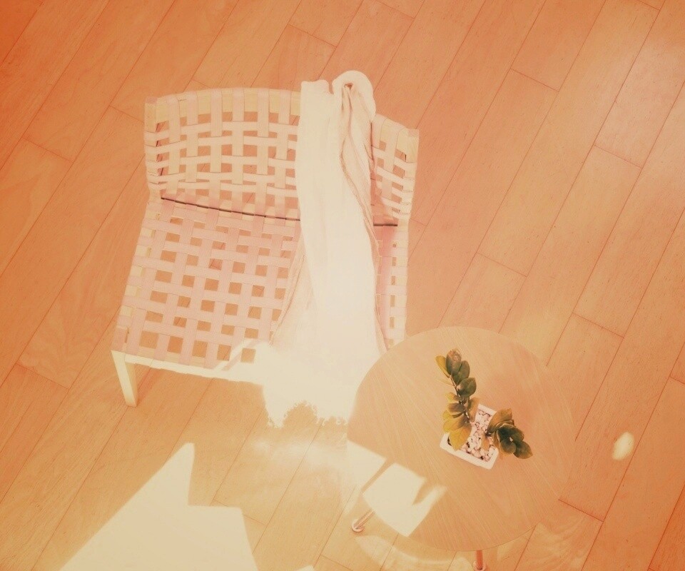 Отдых на плетенном кресле обои