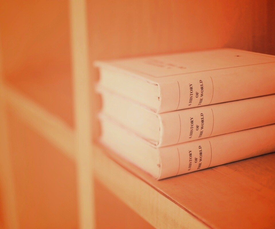 Книги на полке обои