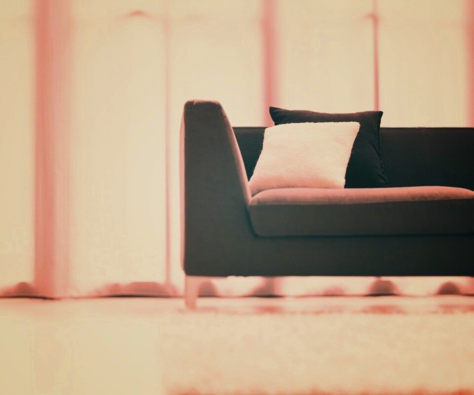 Диван с черной и белой подушками обои