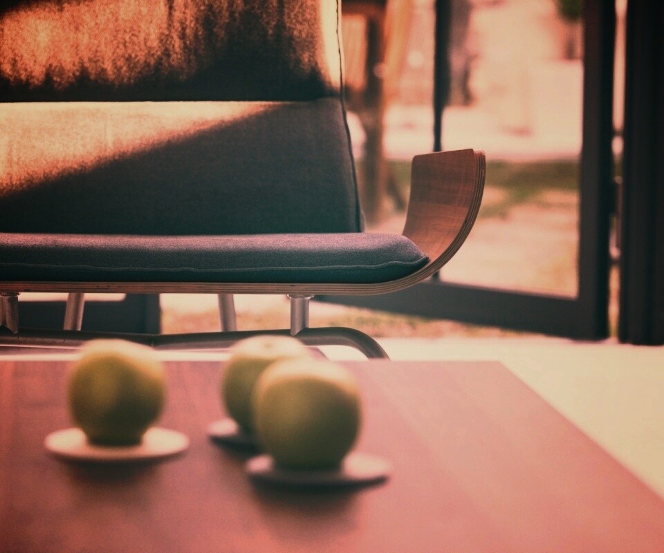 Яблоки на столе обои