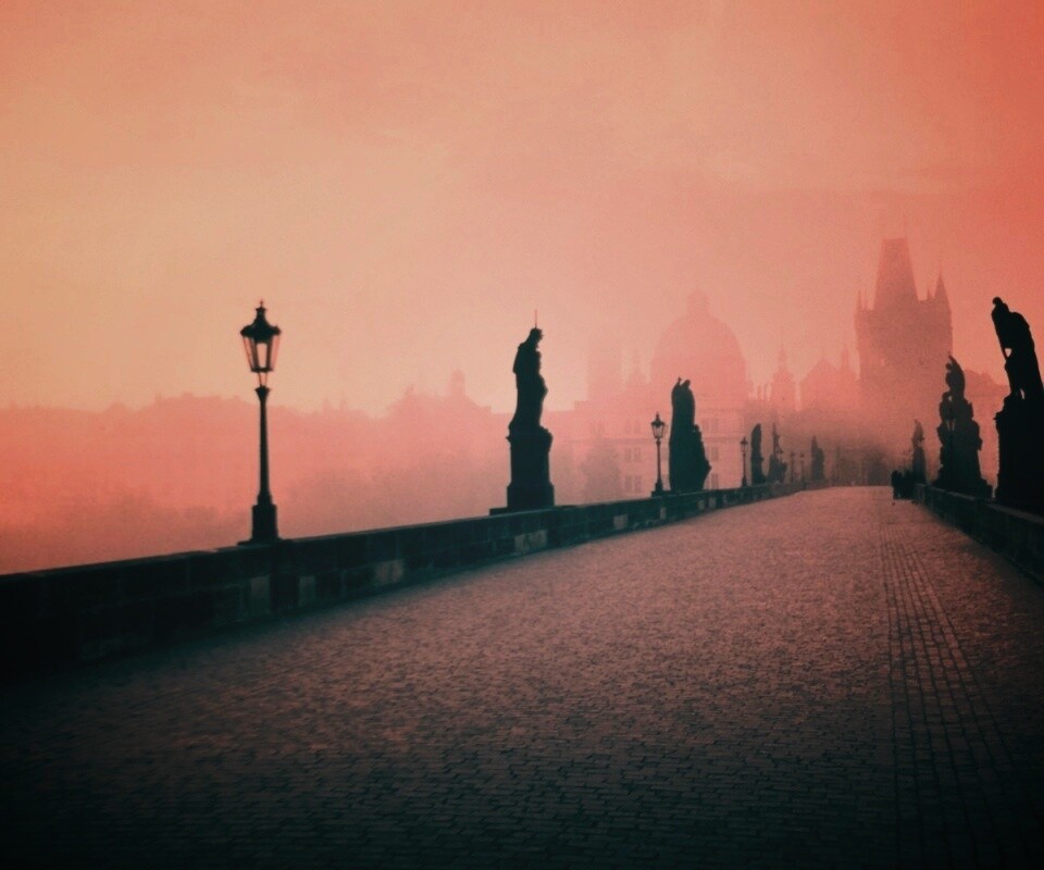 Мост с скульптурами обои