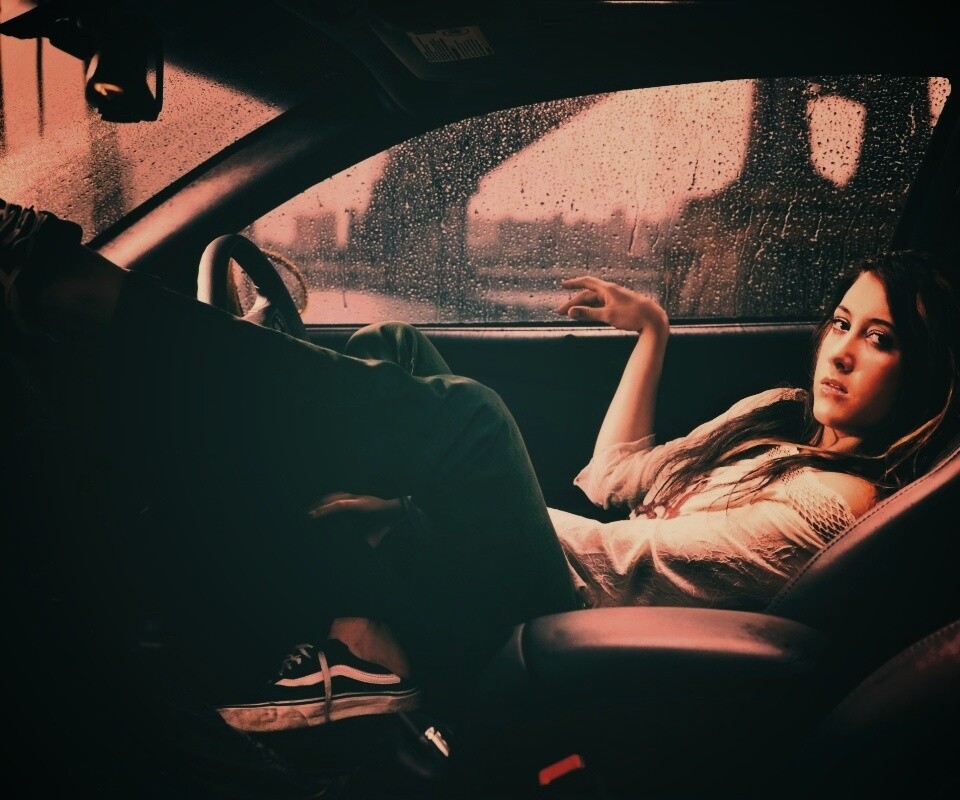 Девушка в автомобиле обои