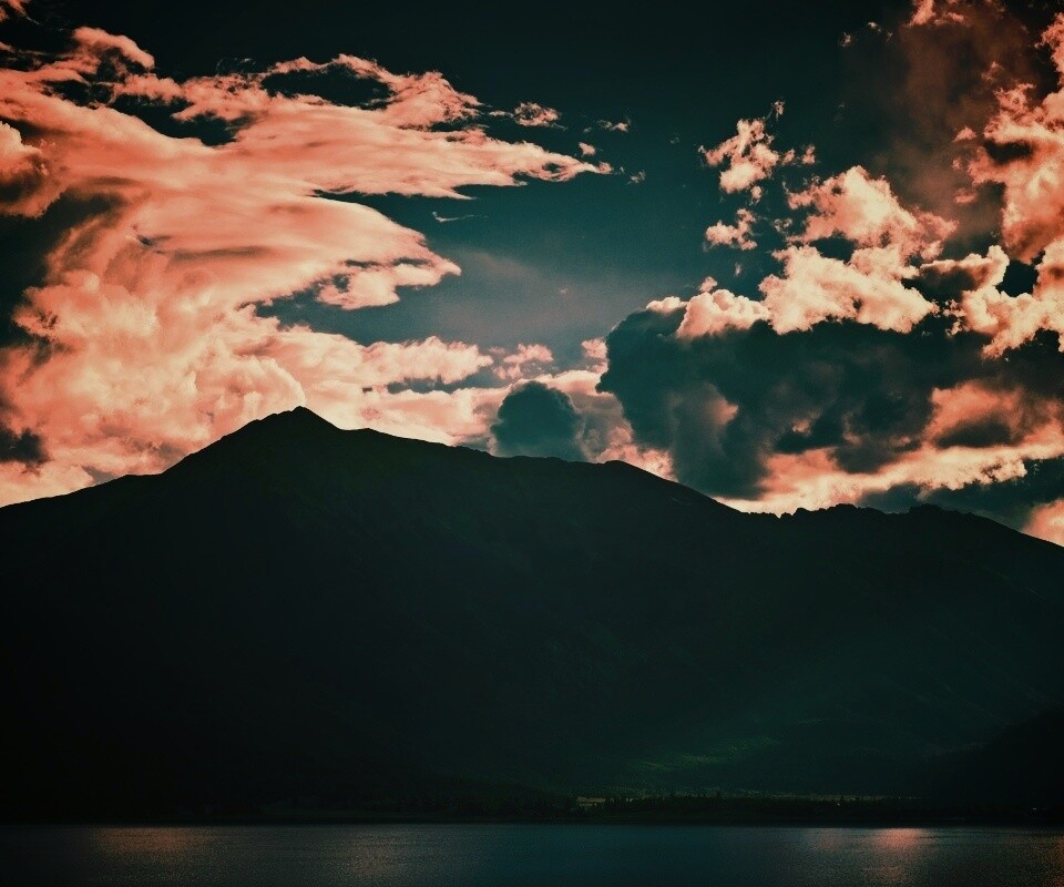 Свет на склонах гор обои