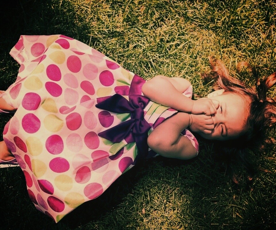 Девочка на траве обои