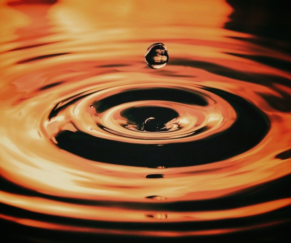 Капля падает в воду обои