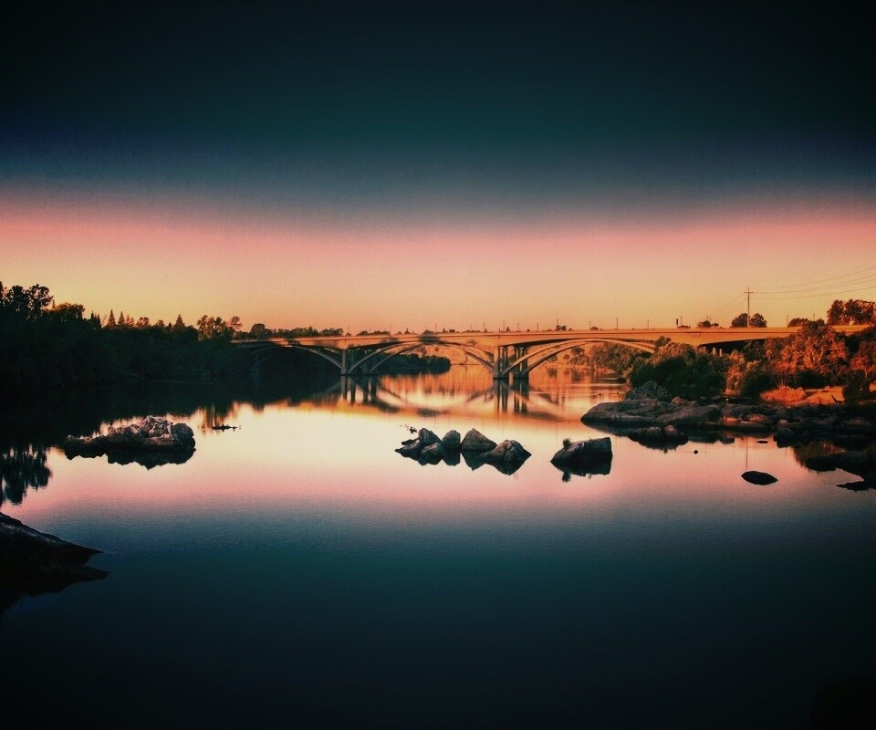 Мост через живописную реку обои