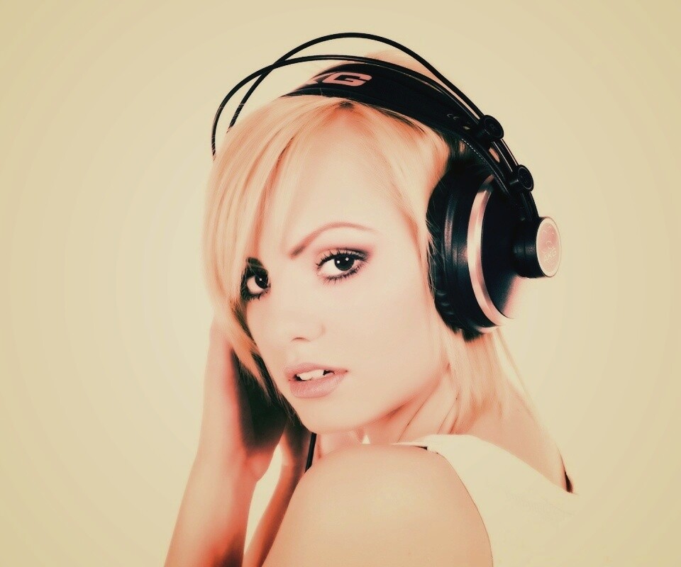 Девушка в наушниках обои
