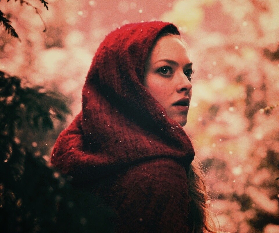 Amanda Seyfried in Red Riding Hood обои