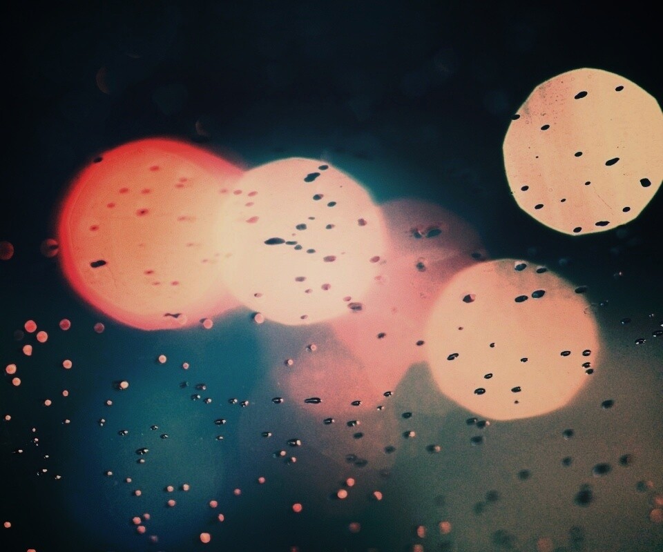 Огни, стекло и капли обои