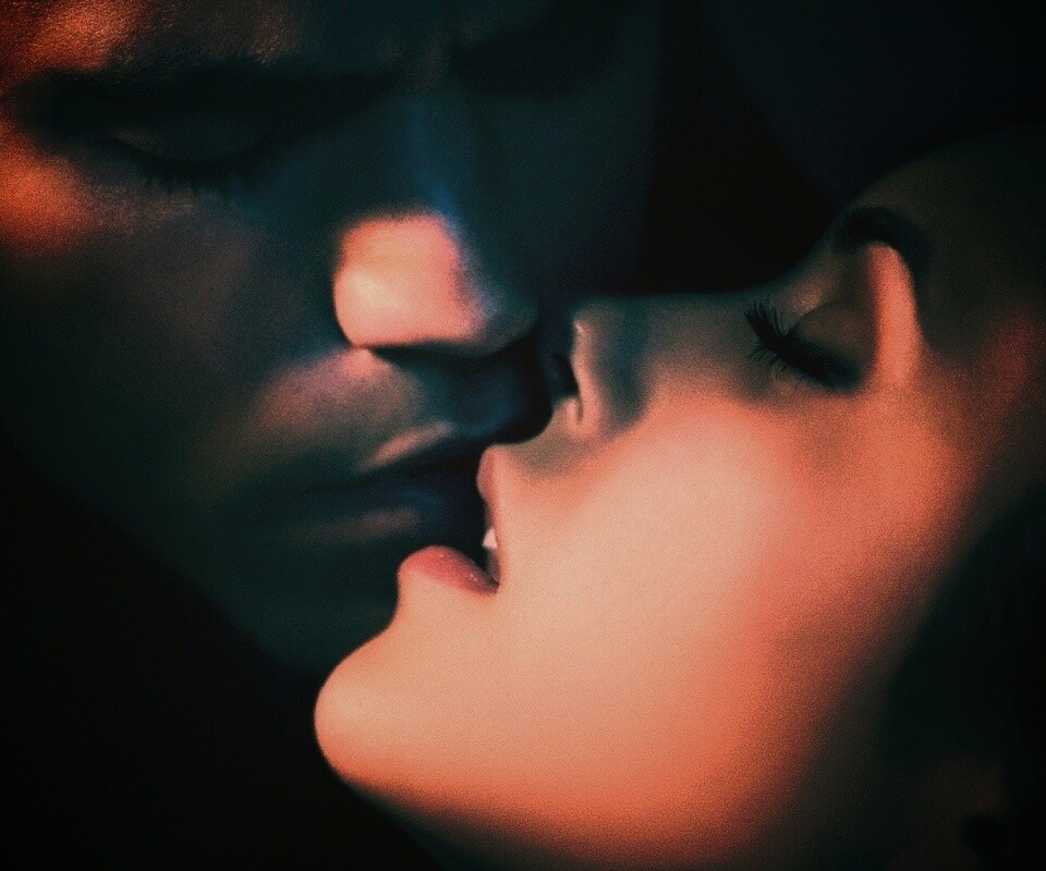 Поцелуй из Дневников Вампира обои