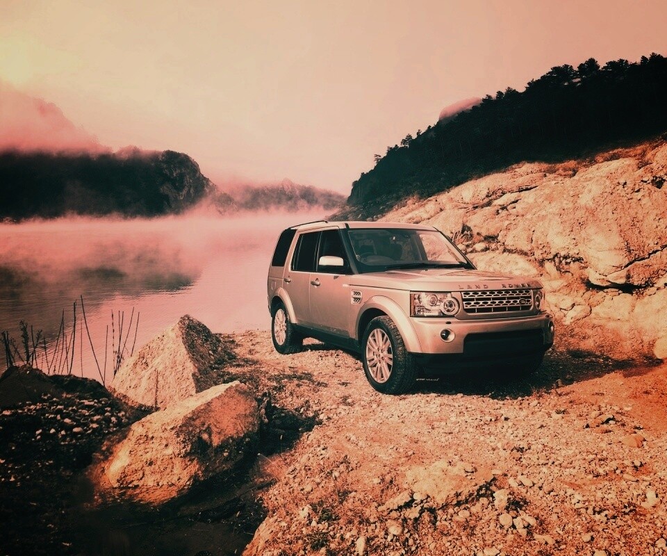 Range rover в горах у реки обои