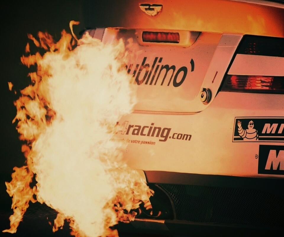 Огонь из выхлопной трубы гоночного Aston Martin обои