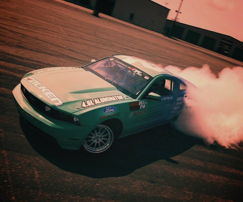 Мустанг дрифтует обои