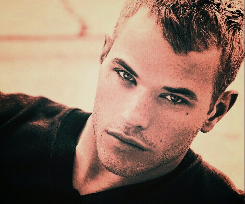 Келлан Латс обои