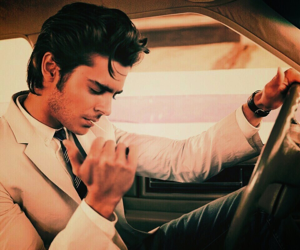 Мужчина прикуривает в машине обои