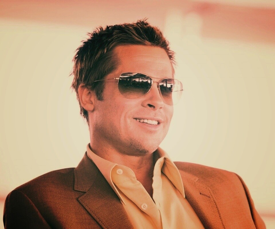 Брэд Питт в очках обои