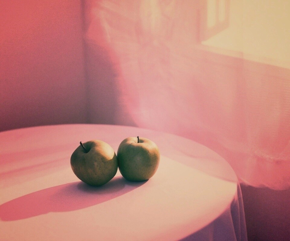 Яблоки на столе перед окном обои