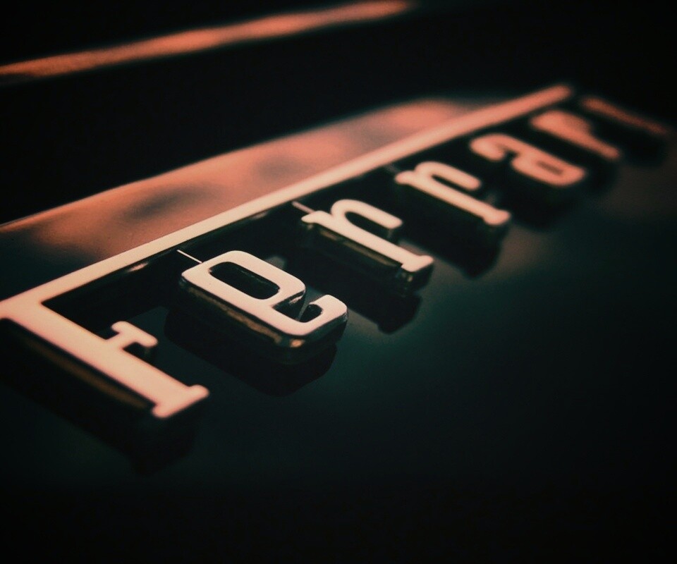 Хромированный логотип Ferrari обои