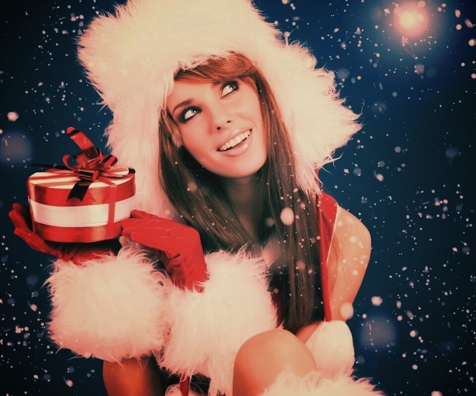 Девушка с новогодним подарком обои