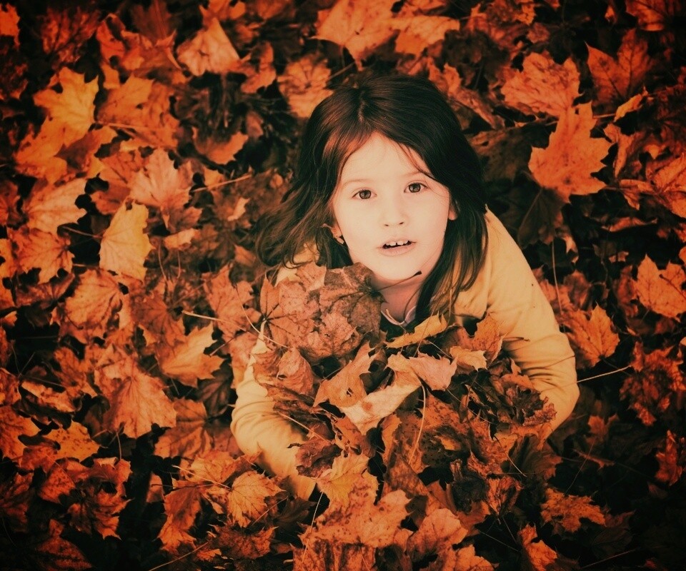 Девочка и осень обои